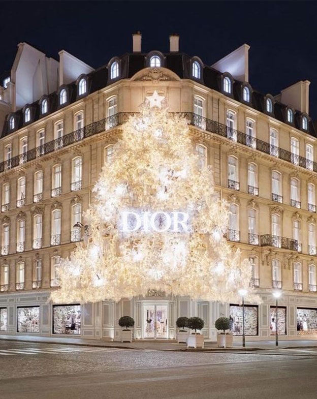 L'Hôtel Montaigne sur les Champs Elysées, proche de l'Arc de Triomphe et  vue sur la tour Eiffel – 5 étoiles à Paris, l'Hôtel Montaigne se situe près  des Champs Elysées, proche Arc