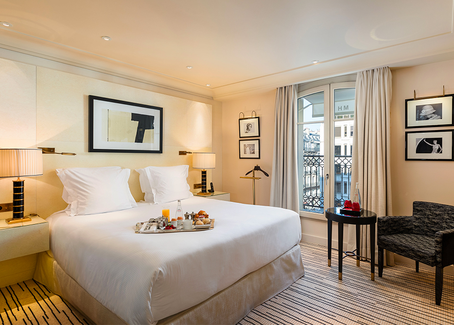 L'Hôtel Montaigne sur les Champs Elysées, proche de l'Arc de Triomphe et  vue sur la tour Eiffel – 5 étoiles à Paris, l'Hôtel Montaigne se situe près  des Champs Elysées, proche Arc